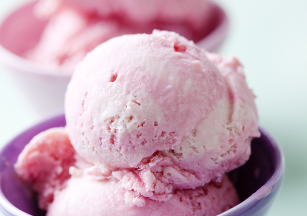 La glace à la rose : un été frais et fleuri